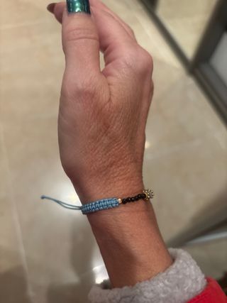 Pulsera de cuentas negra y azul