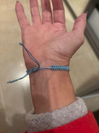 Pulsera de cuentas negra y azul
