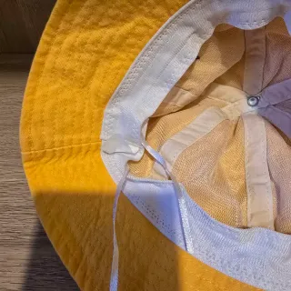 Gorro de rana amarillo