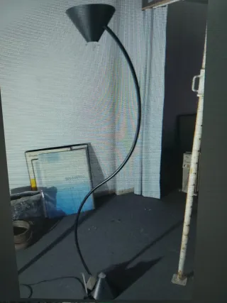 Lámpara de pie moderna negra