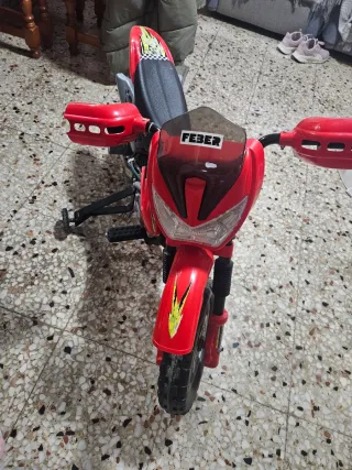 Moto eléctrica infantil roja