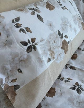 Lenzuola floreali bianche e marroni