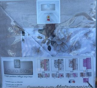 Lenzuola floreali bianche e marroni