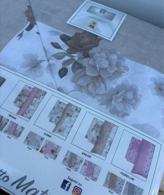 Lenzuola floreali bianche e marroni