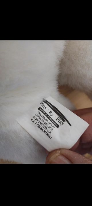 Oso de peluche blanco con gorro rojo