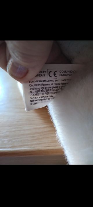 Oso de peluche blanco con gorro rojo