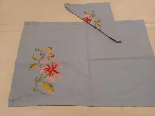 Mantel pequeño bordado flores