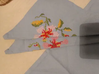Mantel pequeño bordado flores