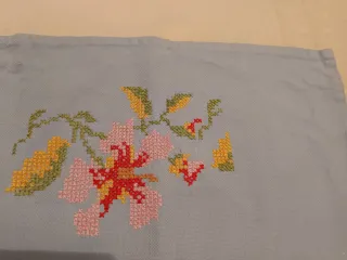 Mantel pequeño bordado flores