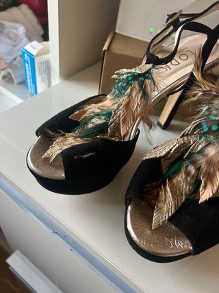 Zapatos de fiesta negros y dorados talla 38