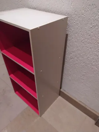 Armario blanco y rosa de madera