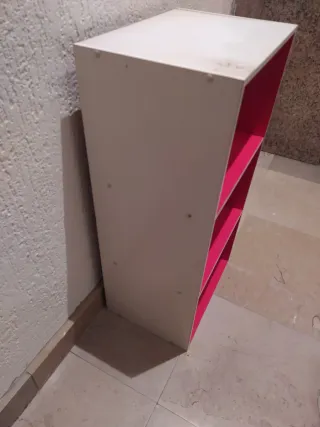 Armario blanco y rosa de madera