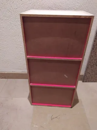 Armario blanco y rosa de madera