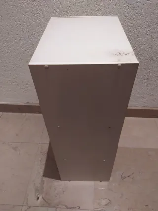 Armario blanco y rosa de madera