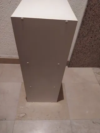 Armario blanco y rosa de madera