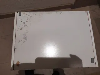 Armario blanco y rosa de madera