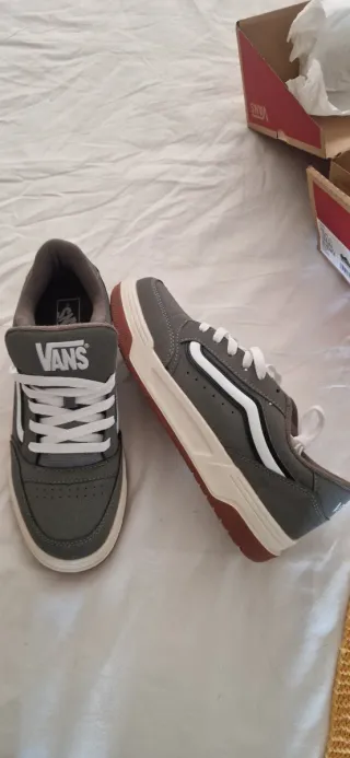 Zapatillas Vans grises y blancas