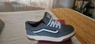 Zapatillas Vans grises y blancas