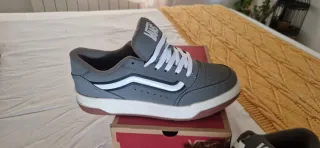 Zapatillas Vans grises y blancas