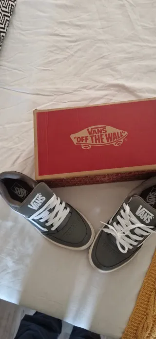 Zapatillas Vans grises y blancas