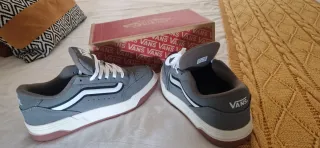 Zapatillas Vans grises y blancas