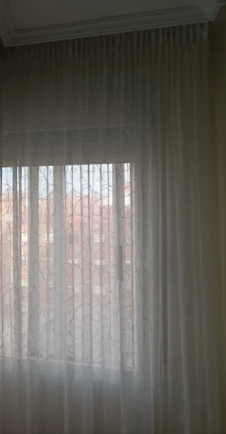 Cortina de tela blanca y transparente