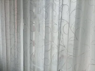 Cortina de tela blanca y transparente