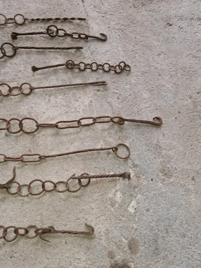 Cadenas antiguas para ollas CG