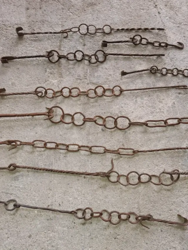 Cadenas antiguas para ollas CG