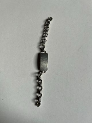 Pulsera con placa grabada