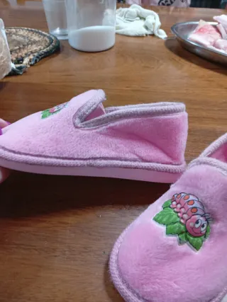 Zapatillas de casa rosas con oruga
