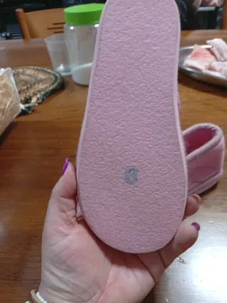 Zapatillas de casa rosas con oruga