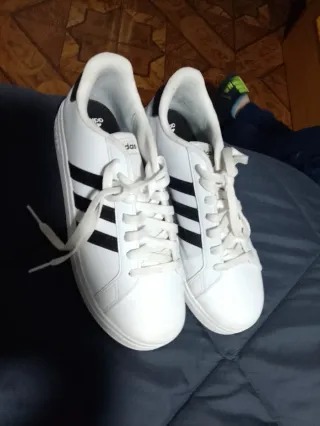 Zapatillas Adidas Blancas y Negras