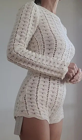 Mono crochet blanco roto espalda descubierta