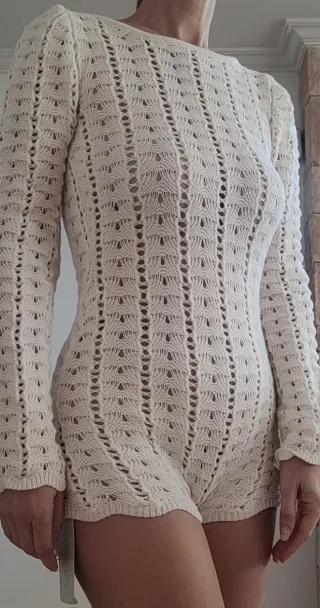 Mono crochet blanco roto espalda descubierta