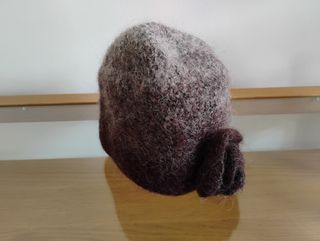 Gorro de lana con flor tejida