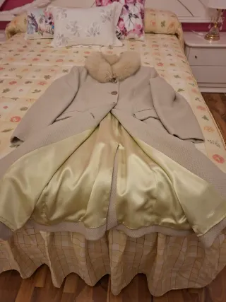 Abrigo verde con cuello de pelo