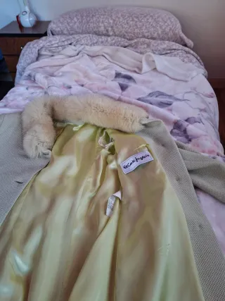 Abrigo verde con cuello de pelo