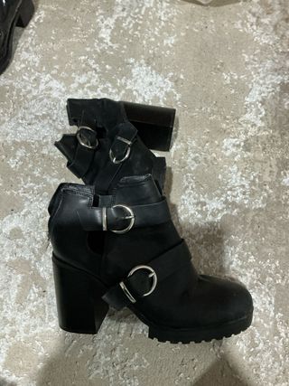 Botines negros con hebillas