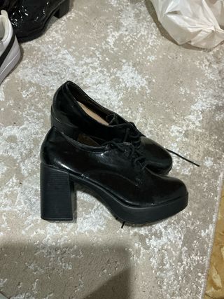 Botines negros con hebillas