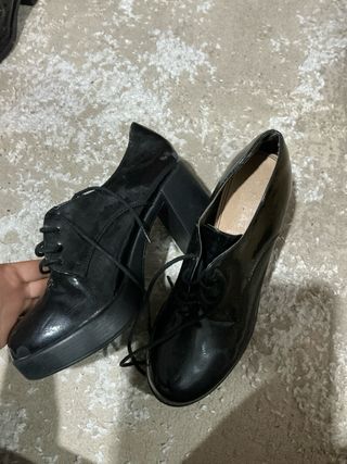 Botines negros con hebillas