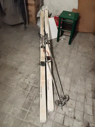 Esquís vintage White Bird con bastones