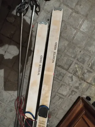 Esquís vintage White Bird con bastones