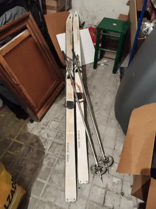 Esquís vintage White Bird con bastones