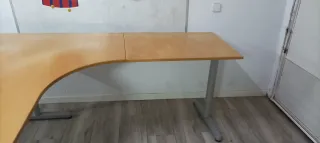 Mesa de despacho/ escritorio de madera. Ikea