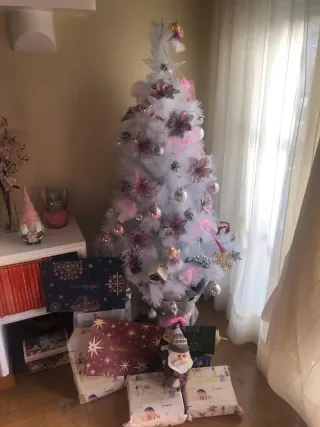 Árbol de Navidad blanco con decoración