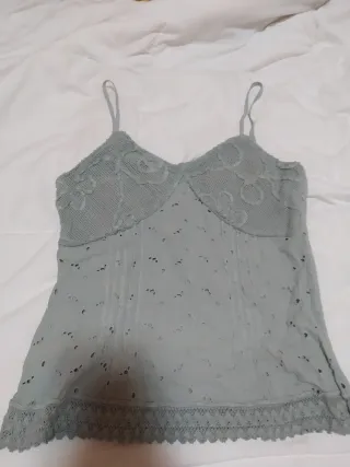 Top verde con encaje y bordado