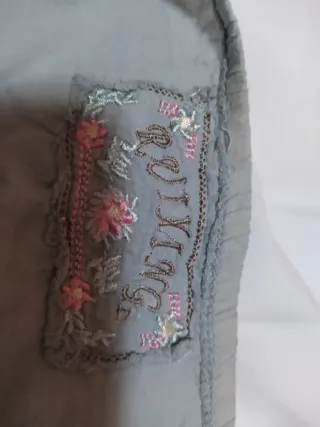 Top verde con encaje y bordado