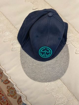Gorra azul y gris con logo