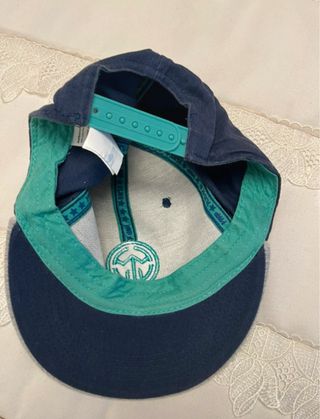 Gorra azul y gris con logo